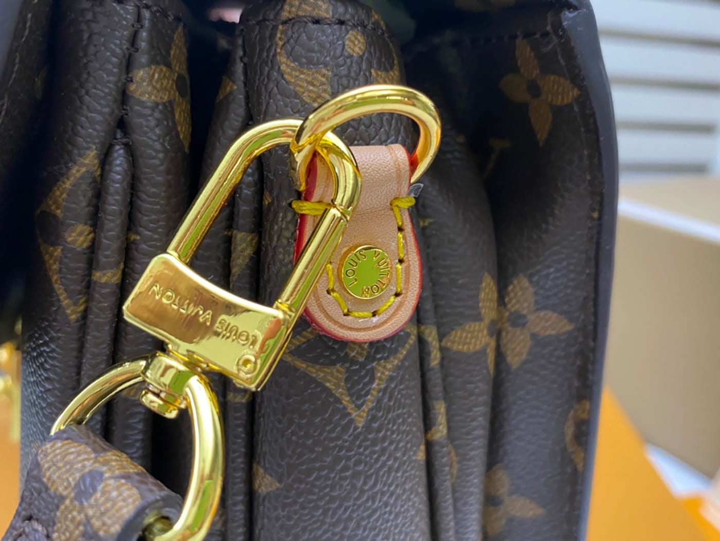 Louis Vuitton Pochette Metis - Imagem 9