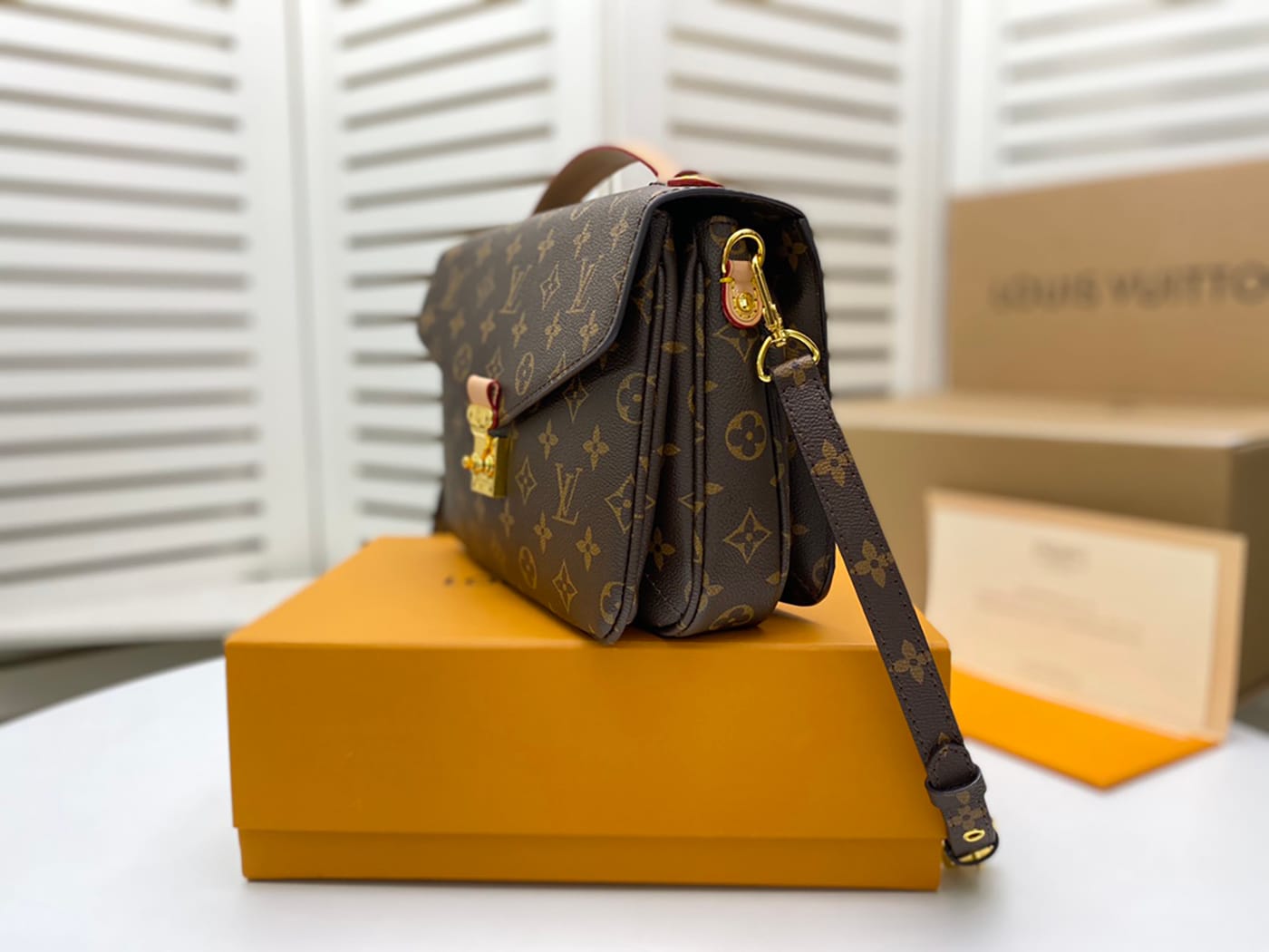 Louis Vuitton Pochette Metis - Imagem 4