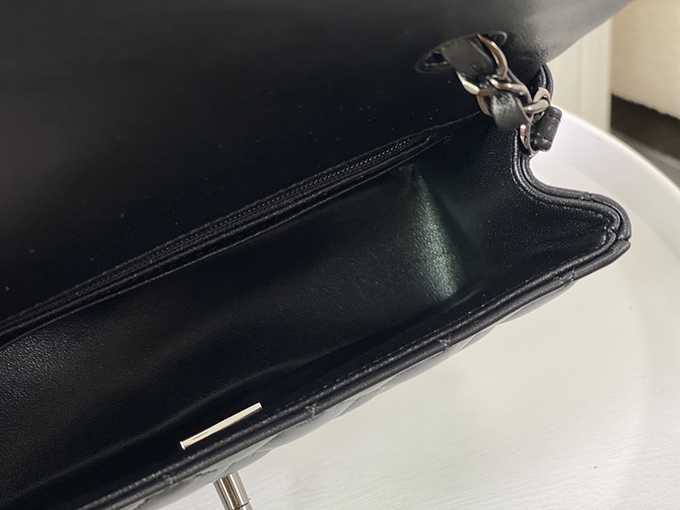 Chanel Mini Lambskin Black with Ruthenium Hardware - Imagem 4