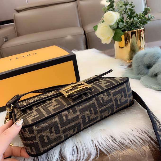 Fendi Baguette Brown Fabric - Imagem 4