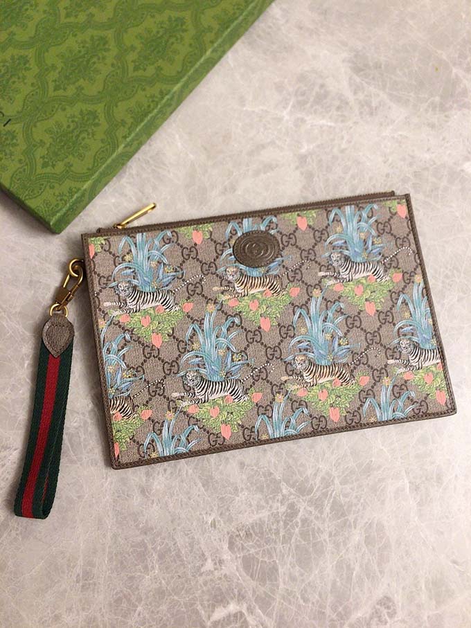 Gucci Tiger Print GG Pouch - Imagem 2