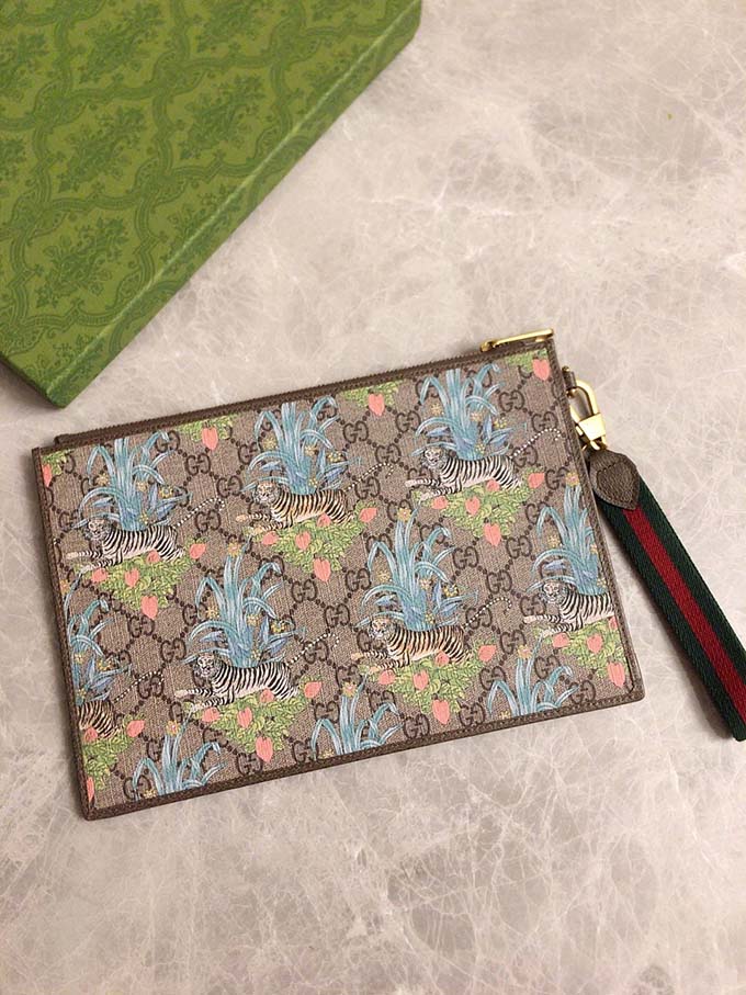 Gucci Tiger Print GG Pouch - Imagem 3