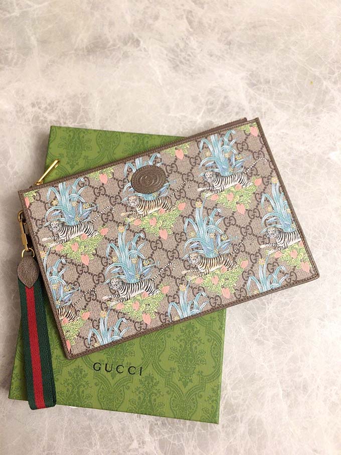 Gucci Tiger Print GG Pouch - Imagem 5