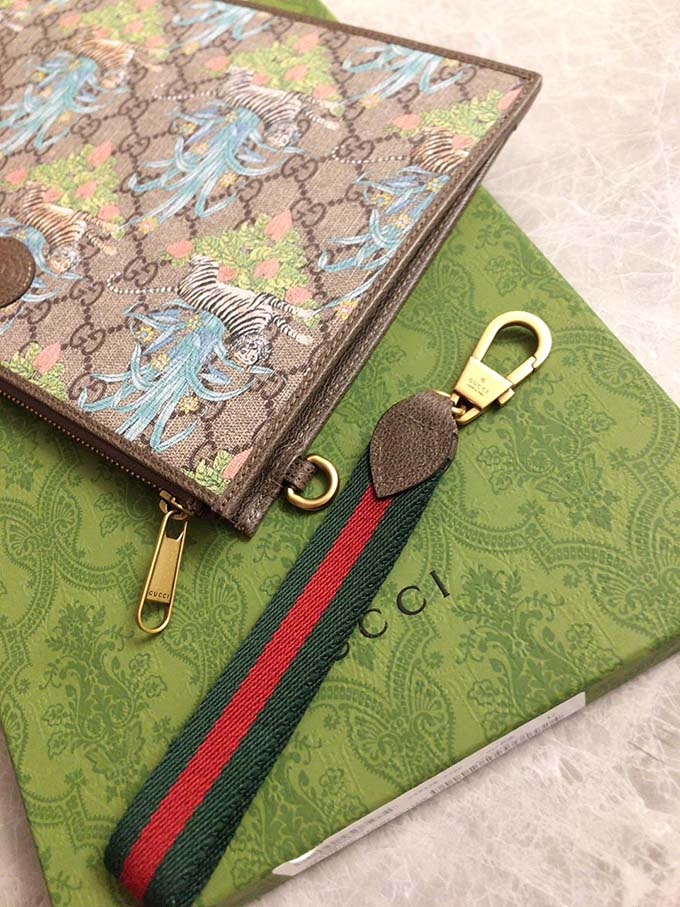 Gucci Tiger Print GG Pouch - Imagem 8