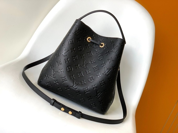 LOUIS VUITTON NÉONOÉ ALL BLACK - Imagem 4