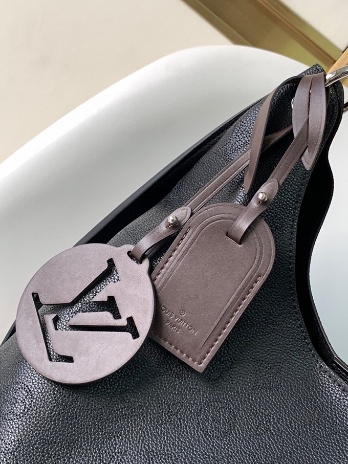 LV Carmel Mahina Hobo – Luxury Hobo Bag, Louis Vuitton Mahina Bag, - Imagem 3