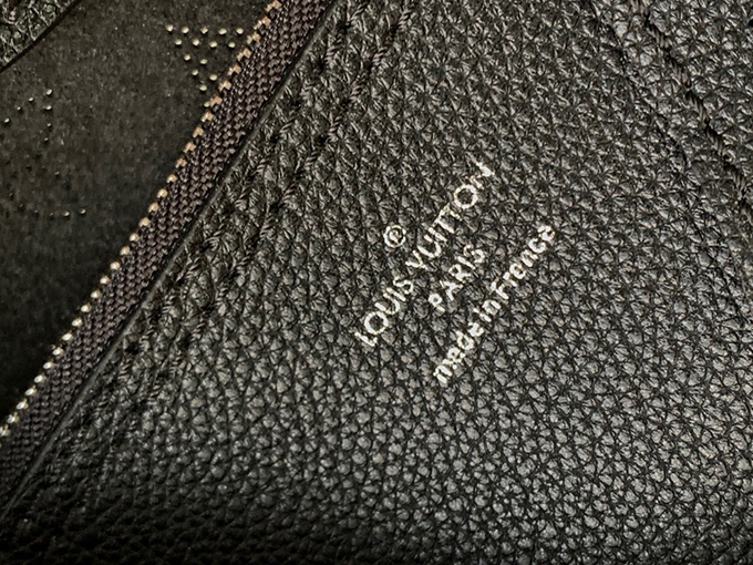 LV Carmel Mahina Hobo – Luxury Hobo Bag, Louis Vuitton Mahina Bag, - Imagem 5
