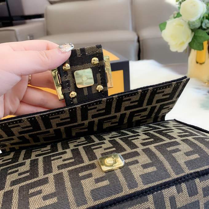 Fendi Baguette Brown Fabric - Imagem 6